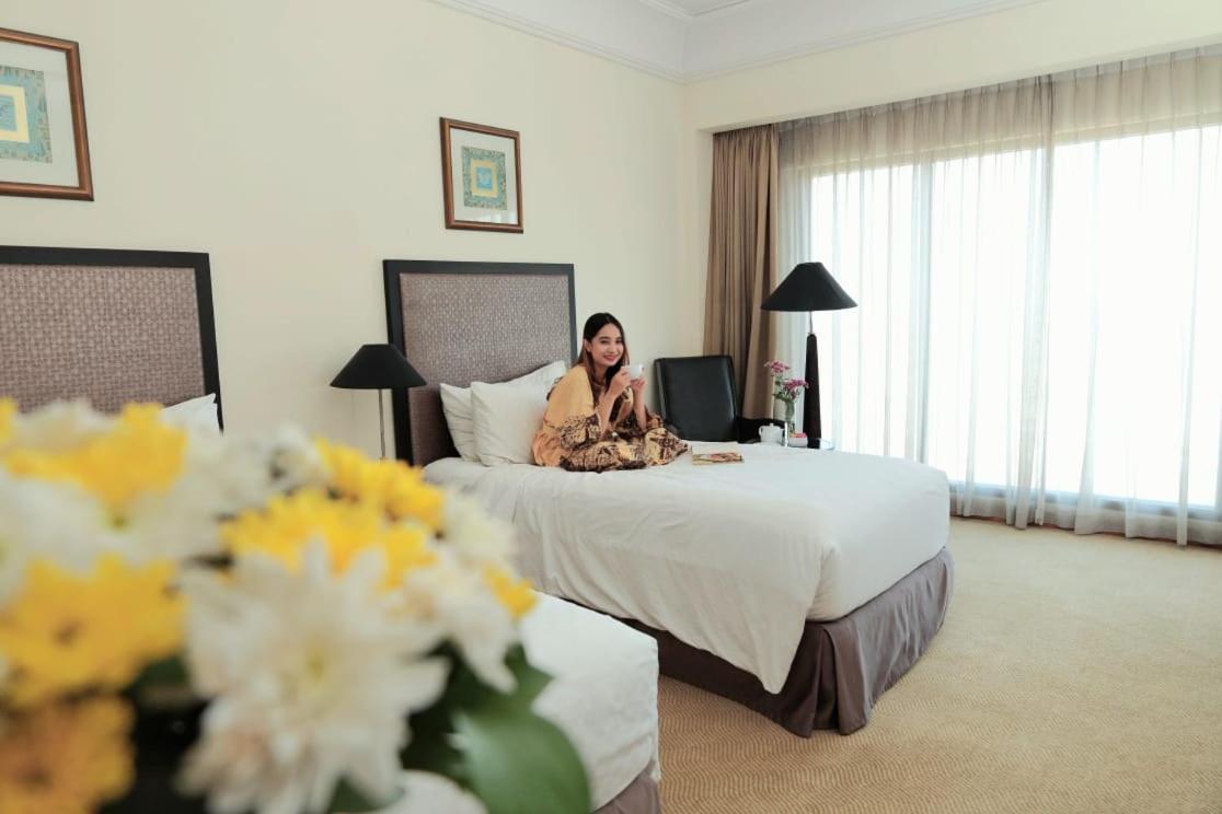 Bumi Surabaya City Resort Zewnętrze zdjęcie A guest in a room at the hotel